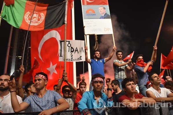 Taksim'de demokrasi nöbeti sürüyor