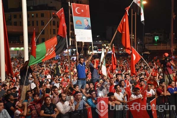 Taksim'de demokrasi nöbeti sürüyor