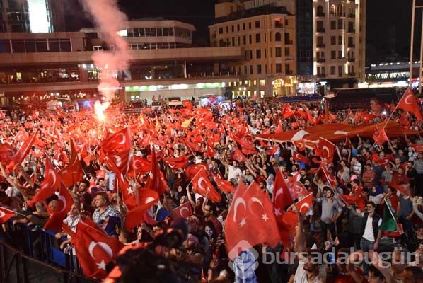 Taksim'de demokrasi nöbeti sürüyor