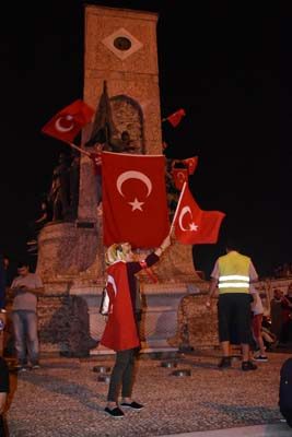 Taksim'de demokrasi nöbeti sürüyor