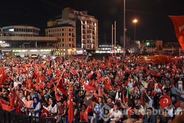 Taksim'de demokrasi nöbeti sürüyor