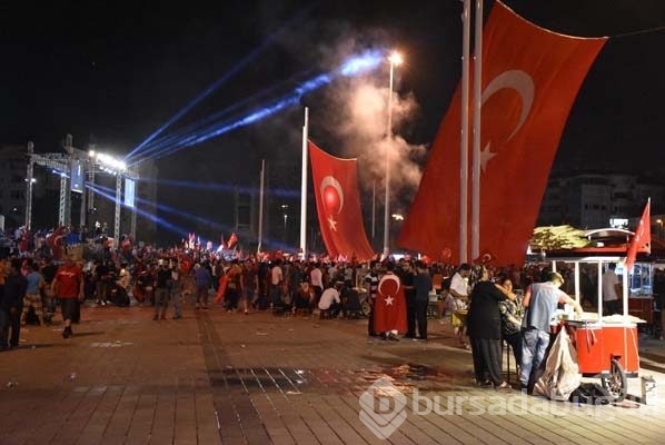 Taksim'de demokrasi nöbeti sürüyor