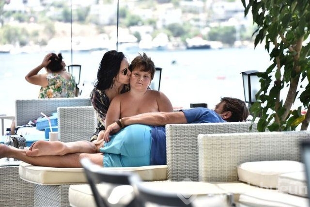 Oğlu ve eski eşi ile birlikte tatilde!