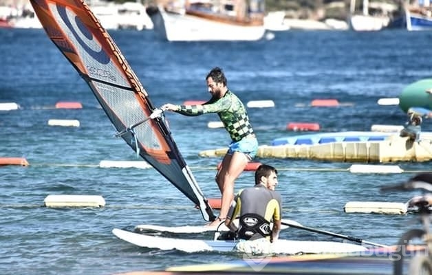 Ünlü oyuncu plajı terk etti!