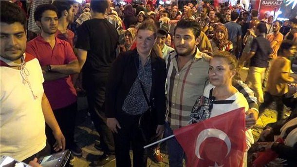 O asker ile fotoğraf çektirdiler!