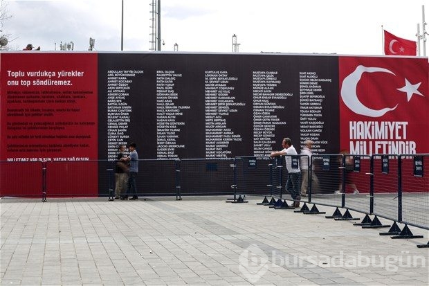 Şehitlerin isimleri Taksim Meydanı'nda