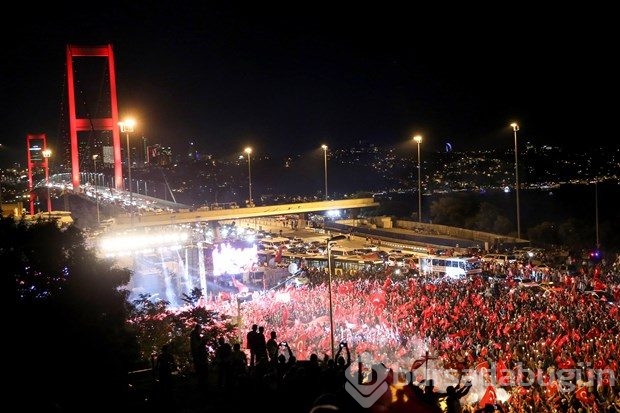 Boğaziçi Köprüsü'nde demokrasi yürüyüşü