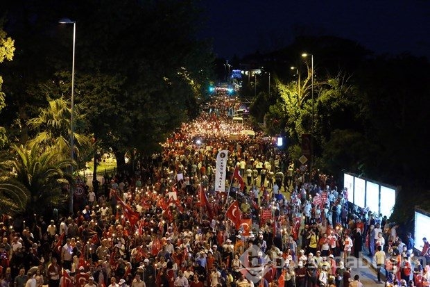 Boğaziçi Köprüsü'nde demokrasi yürüyüşü