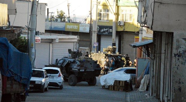 Diyarbakır'da polis hücre evini bastı!
