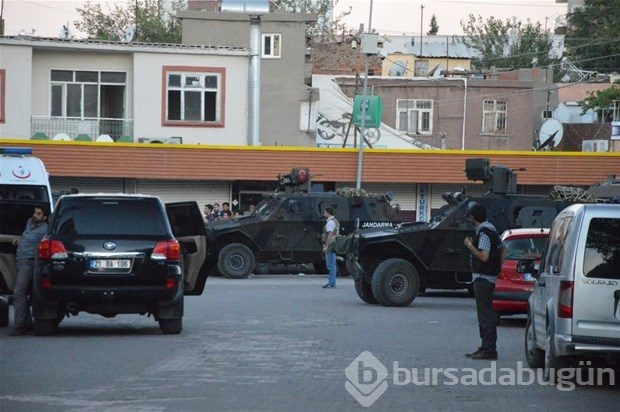 Diyarbakır'da polis hücre evini bastı!