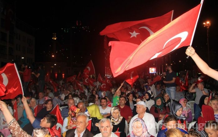 Türkiye demokrasi nöbetine devam ediyor