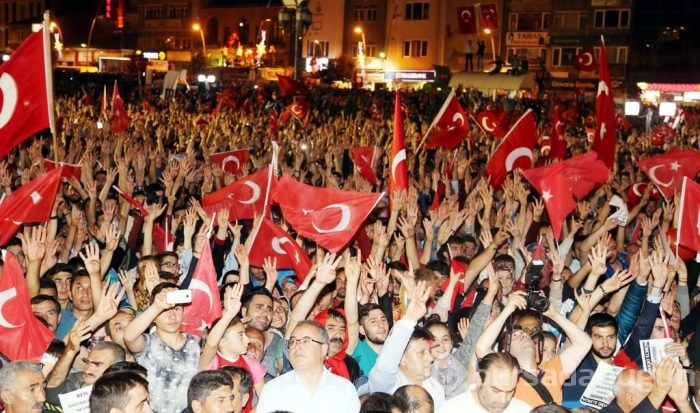 Türkiye demokrasi nöbetine devam ediyor