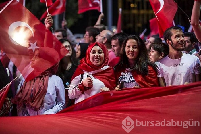 Türkiye demokrasi nöbetine devam ediyor