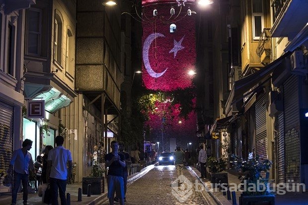 Galata ay yıldıza büründü!