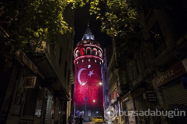 Galata ay yıldıza büründü!
