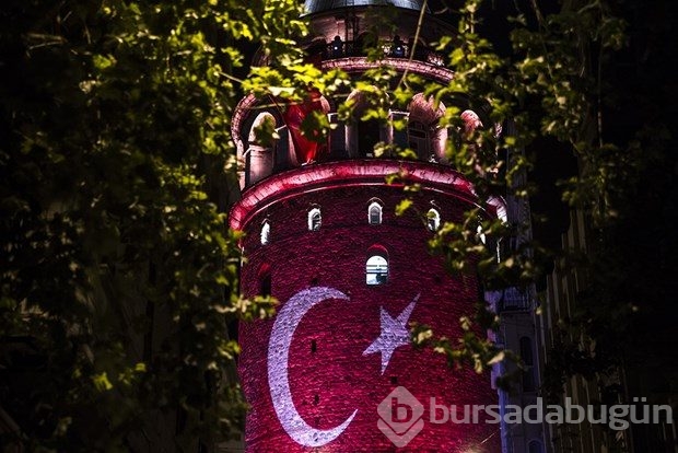 Galata ay yıldıza büründü!