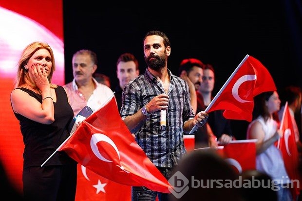 Ünlüler de demokrasi nöbetinde