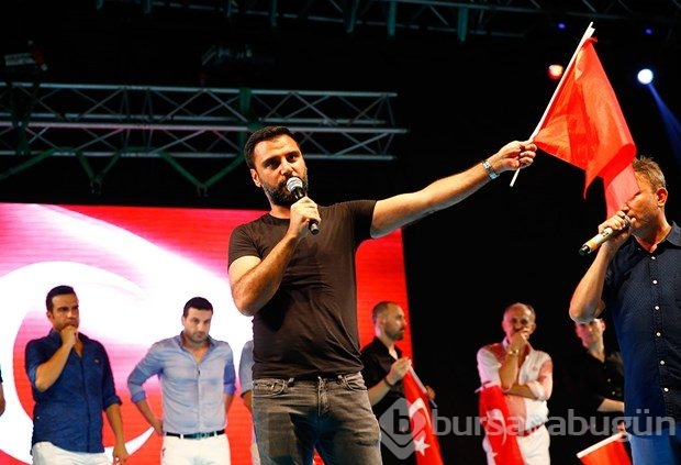 Ünlüler de demokrasi nöbetinde