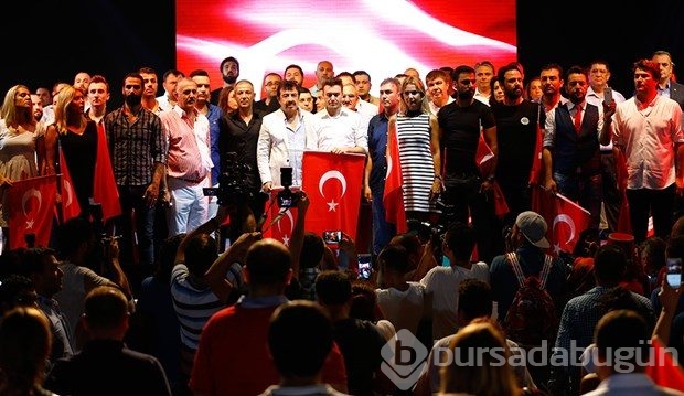 Ünlüler de demokrasi nöbetinde