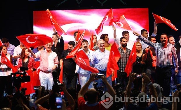 Ünlüler de demokrasi nöbetinde
