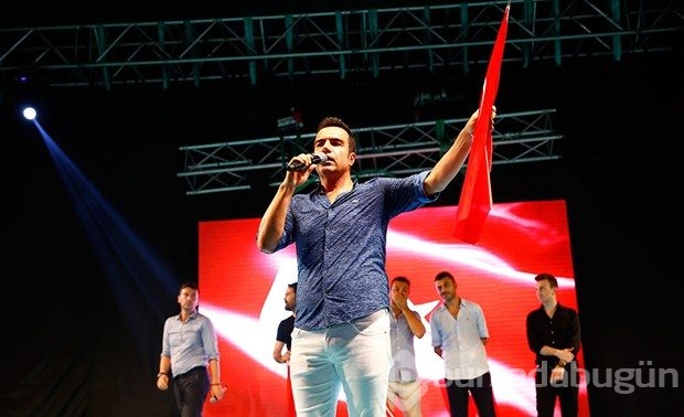 Ünlüler de demokrasi nöbetinde