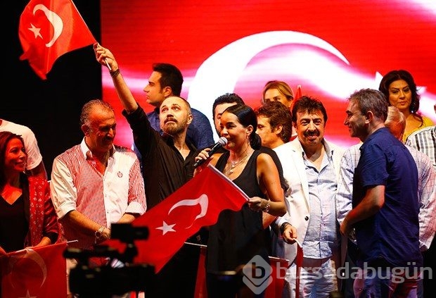 Ünlüler de demokrasi nöbetinde