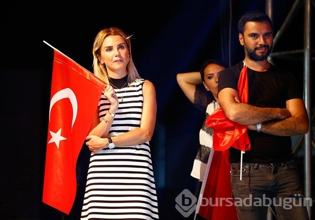 Ünlüler de demokrasi nöbetinde