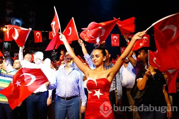 Ünlüler de demokrasi nöbetinde