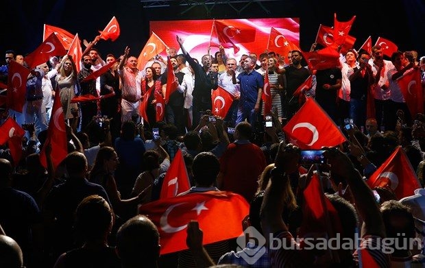 Ünlüler de demokrasi nöbetinde