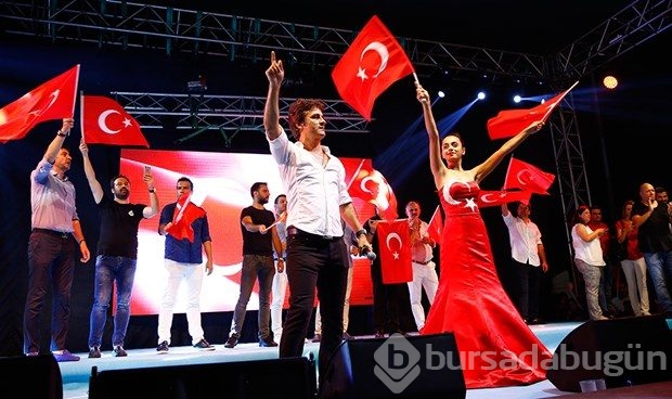 Ünlüler de demokrasi nöbetinde