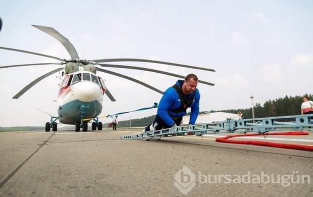 Dünyanın en büyük helikopterini çekerek rekor kırdı