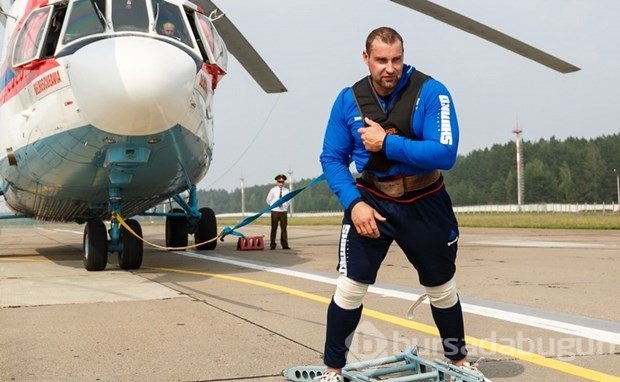 Dünyanın en büyük helikopterini çekerek rekor kırdı