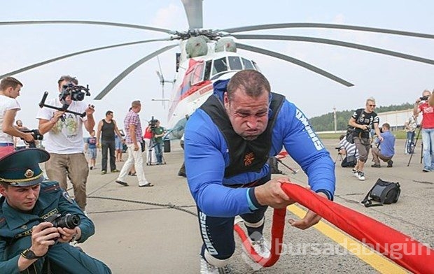 Dünyanın en büyük helikopterini çekerek rekor kırdı
