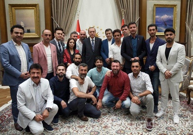 Cumhurbaşkanı ünlüleri kabul etti