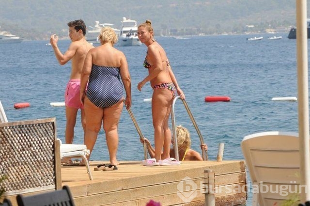 Ece Uslu ailesiyle birlikte tatilde!
