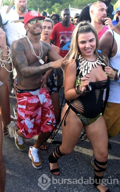 Lewis Hamilton dans ederek coştu