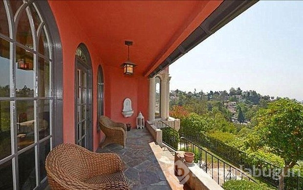 Aldatıldığı evi satıyor!