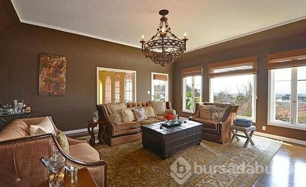 Aldatıldığı evi satıyor!