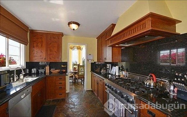 Aldatıldığı evi satıyor!