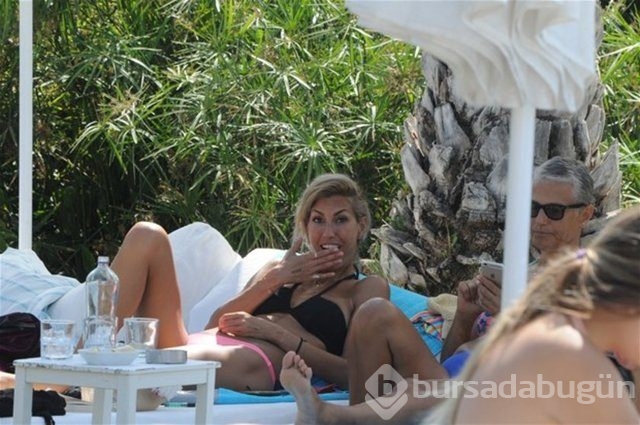Oğullarıyla tatil keyfi yaptı