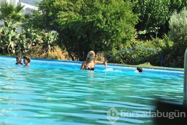 Oğullarıyla tatil keyfi yaptı