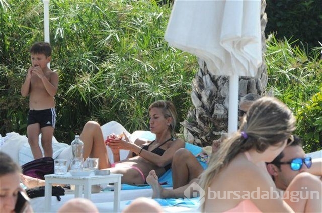 Oğullarıyla tatil keyfi yaptı