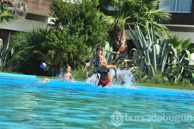 Oğullarıyla tatil keyfi yaptı