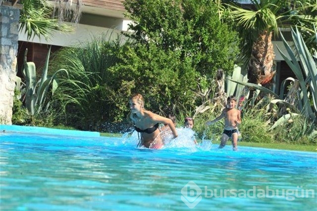 Oğullarıyla tatil keyfi yaptı