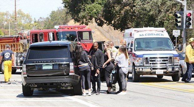 Kim Kardashian'ın annesi trafik kazası geçirdi!
