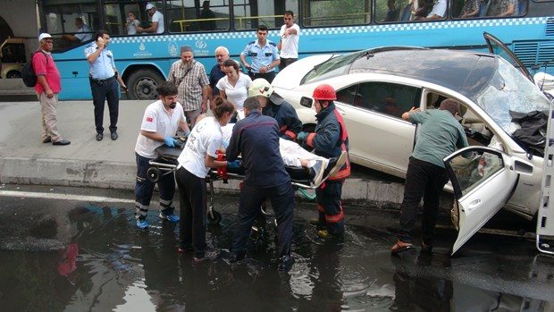 Yaralının üzerine ceset torbası örttüler