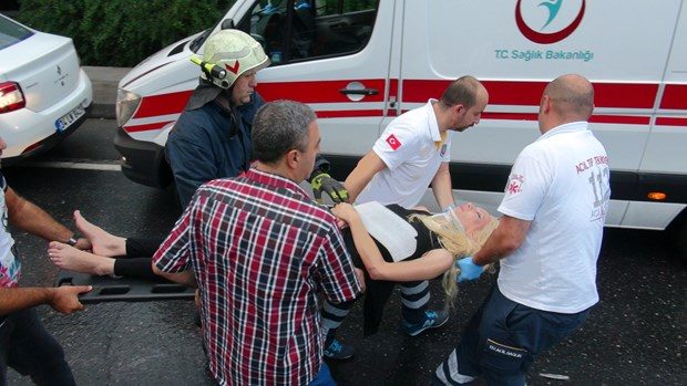 Yaralının üzerine ceset torbası örttüler