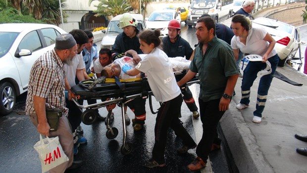 Yaralının üzerine ceset torbası örttüler