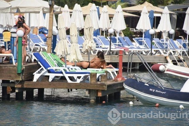 Asuman Krause fiziğiyle göz doldurdu