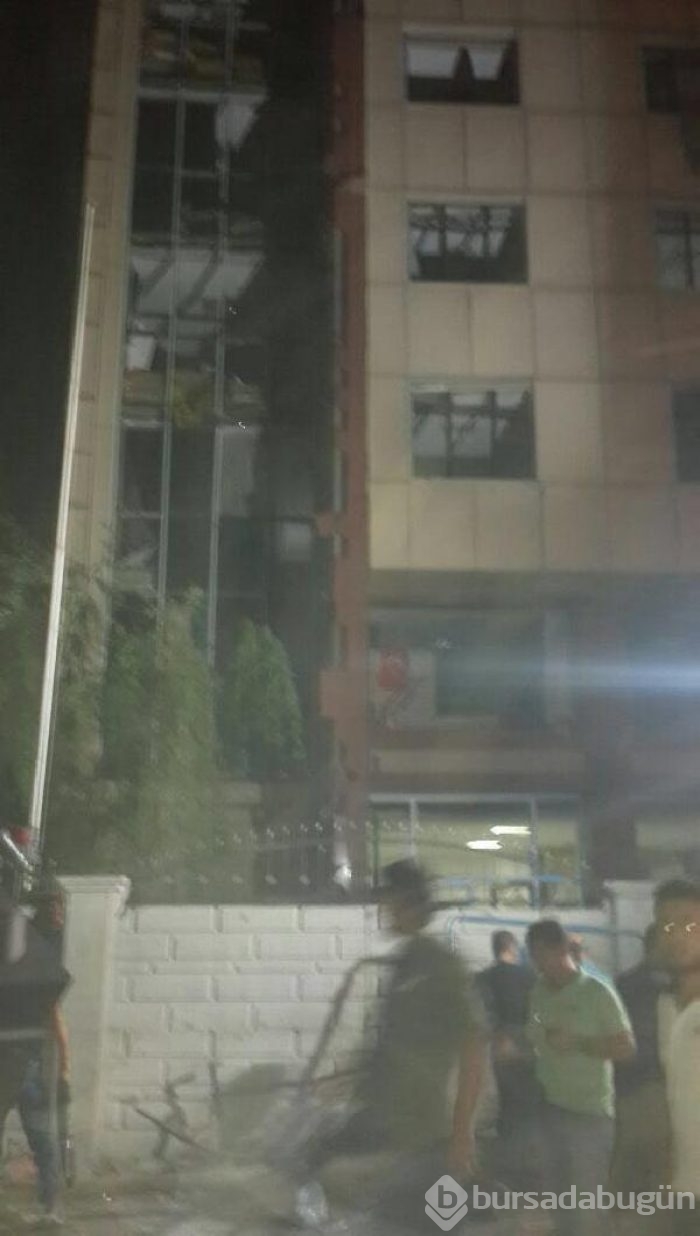 Van'da polis merkezine bombalı araçla saldırı: 3 ölü, 40 yaralı 